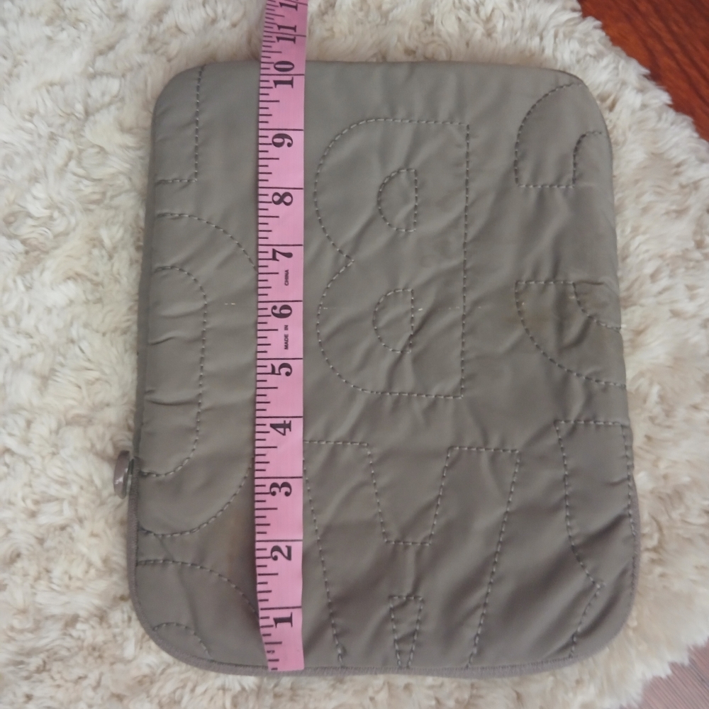 💎 Marc by Marc Jacobs Quilted Tablet Sleeve in Gray Taupe Padded - Picture 4 of 7